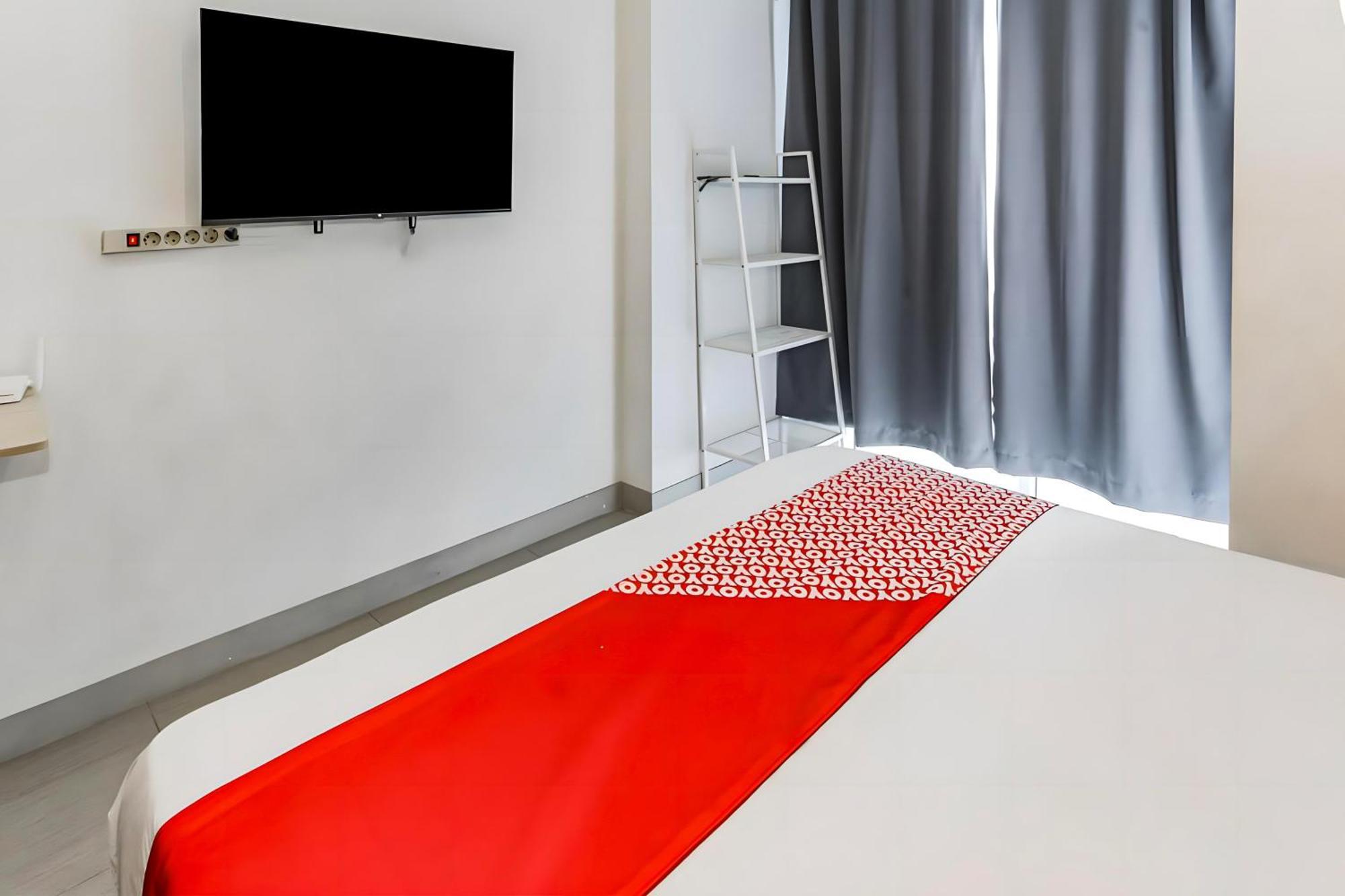Hotel Oyo 93703 F88 à Bekasi Extérieur photo